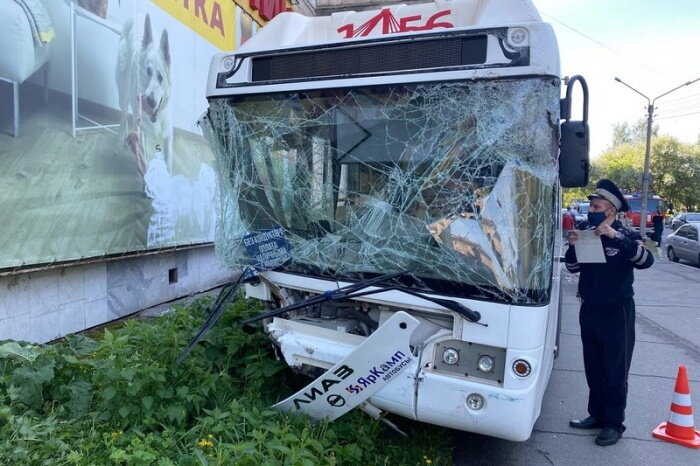 Последствия автобусного ДТП в Череповце. Фото ГИБДД