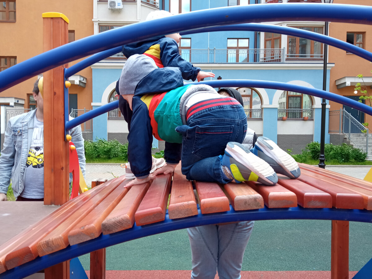 Папа, бабушка и Ваня с Алисой. Три поколения на одном фото. Камера в руках у меня