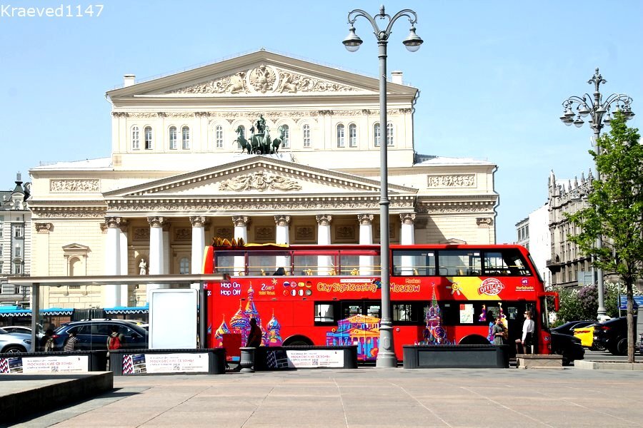 Двухэтажный автобус у Большого театра на Театральной площади