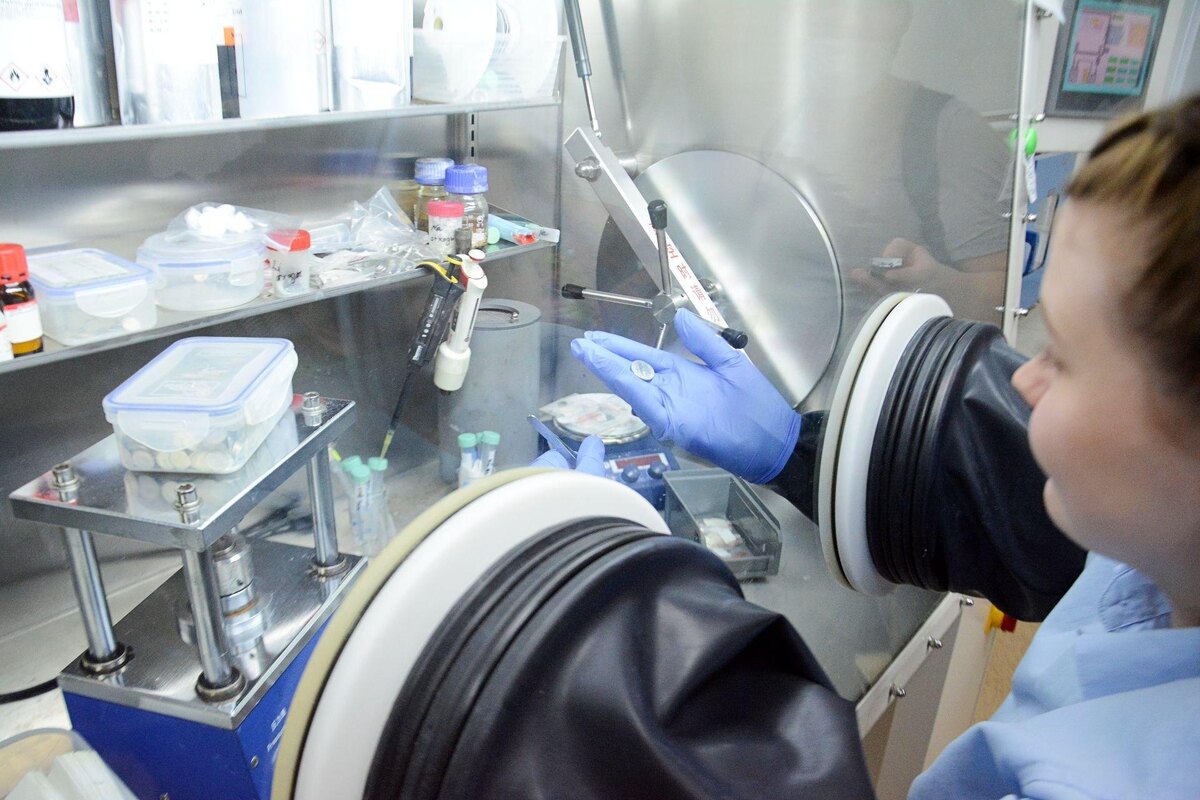 Так собирали экспериментальные аккумуляторы. Источник: Наука в Сибири, Глеб Сегеда