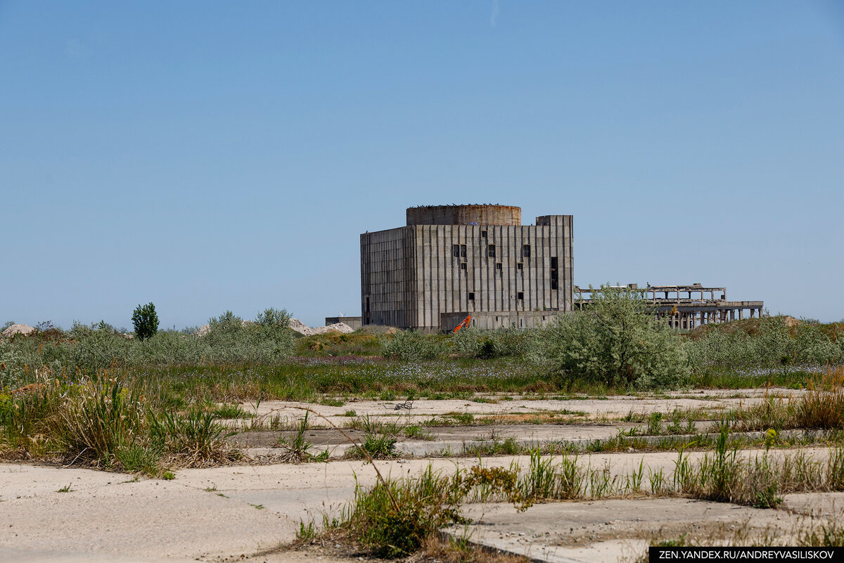 Остатки Крымской АЭС видны издалека