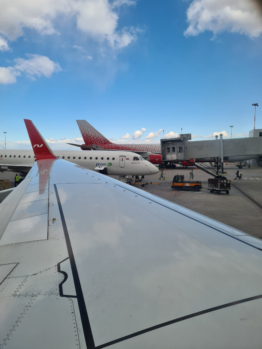 Питер провожал весенней погодой. Летели авиакомпанией "NordWind"- не ушатаный самолет, доброжелательные стюардессы- не "Победа", в общем.