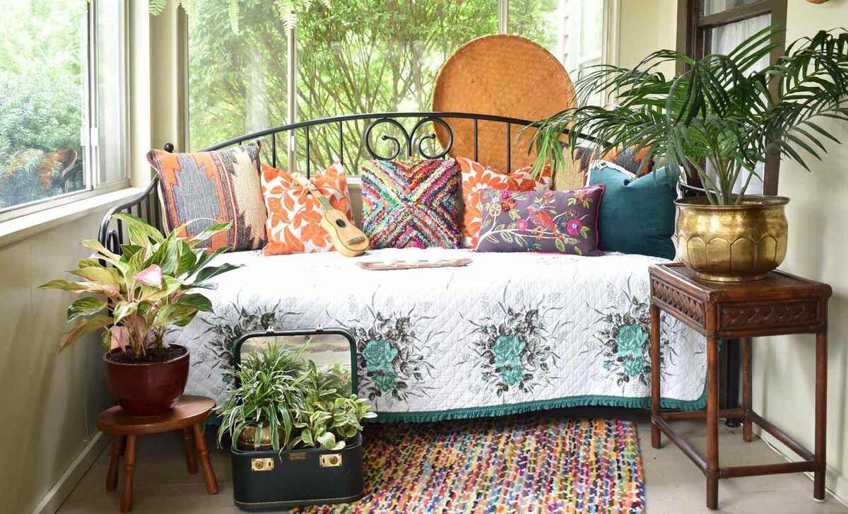 В летние месяцы Хелена иногда спит здесь на кушетке во внутреннем дворике. “Это все равно, что спать на улице без комаров!” - восклицает она.