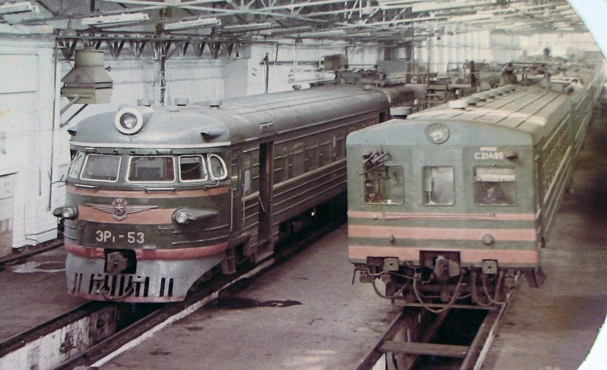 Рядом электропоезда ЭР1-53 и СР3-1495, фото с сайта http://trainfoto.ru/