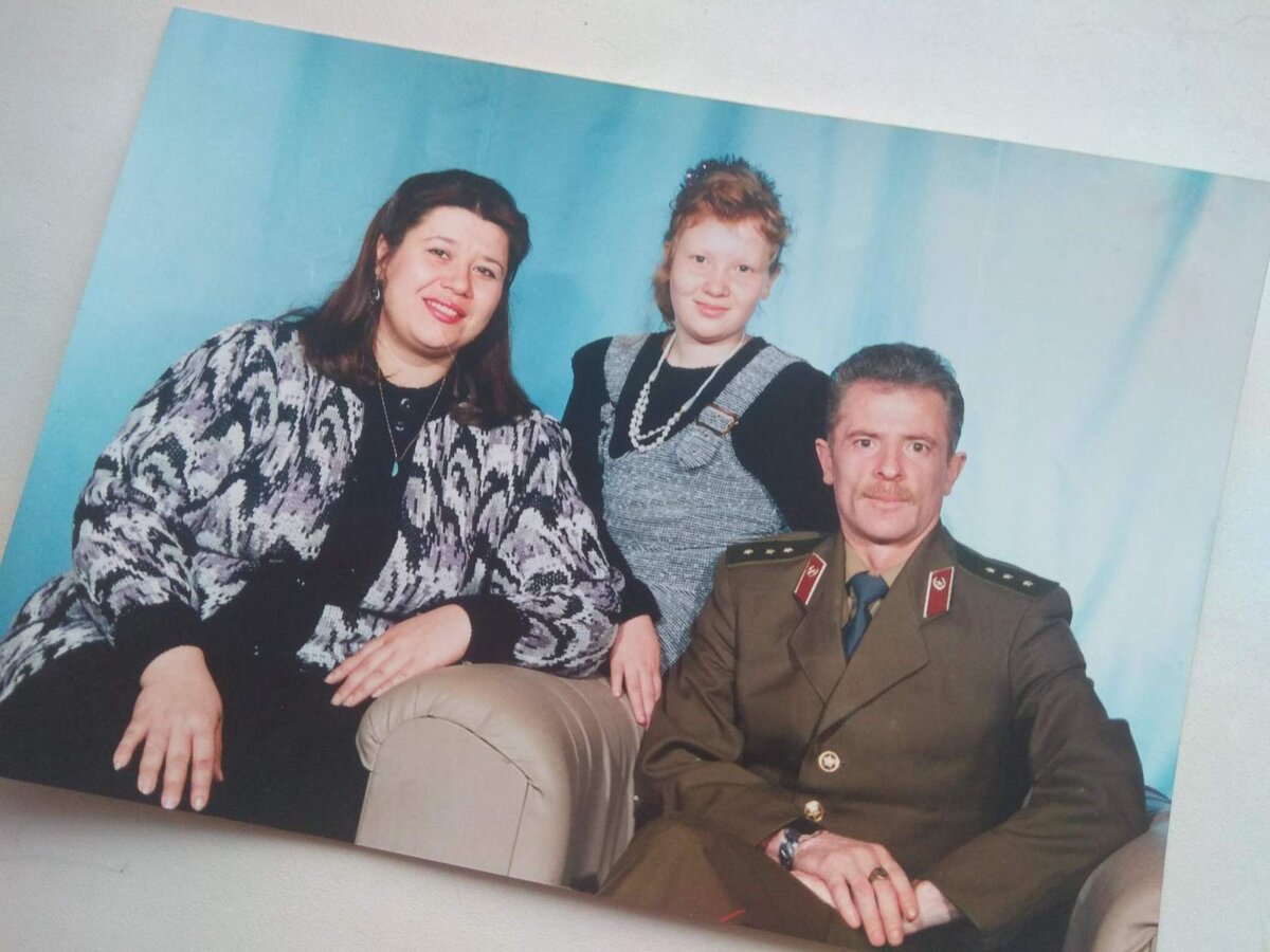 Моя семья... помню своего папу таким в форме и улыбающимся😉