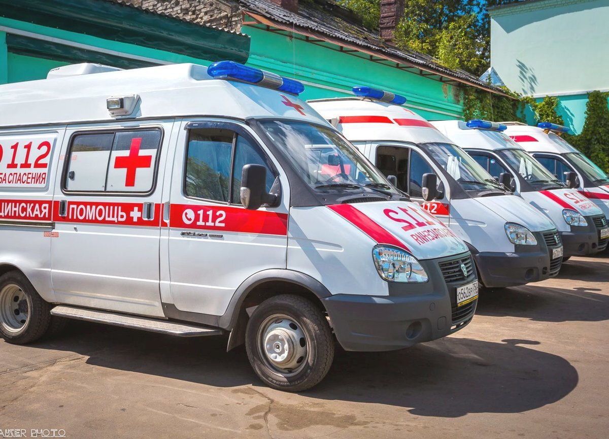 Скорая помощь едет. Скорая помощь россия. Под скорым. Машина скорой помощи едет. Водитель скорой.