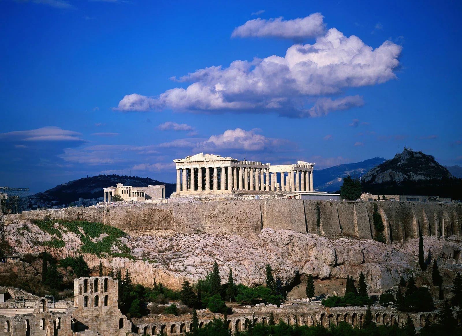 Athens. Парфенон и флаг. Афинский Акрополь всемирное наследие. Ларисса Греция до Олимпа. Греция Олимп фото экскурсия.