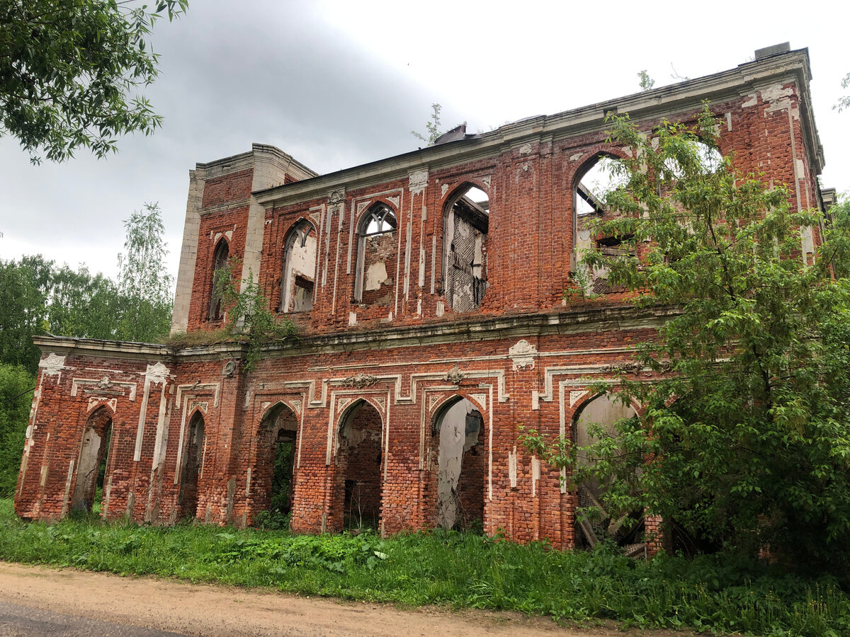 Главный дом - оригинальный памятник архитектуры конца 19 века, выполненный в духе средневекового европейского зодчества, в первую очередь английской готики. Сооружен из кирпича, с отдельными оштукатуренными элементами фасадов, также белокаменными деталями и лепным декором. 