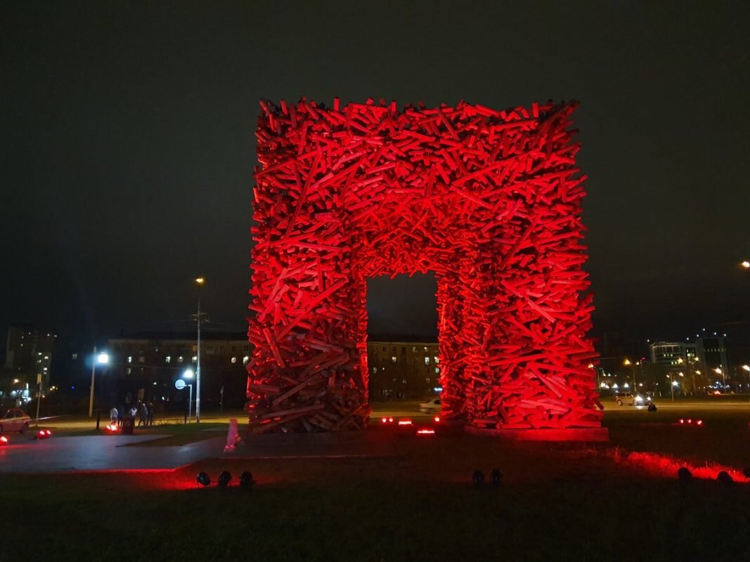 Памятник букве П ФОТО: pbs.twimg.com Источник: https://airinsail.ru/vizitnye-kartochki-gorodov-orenburg-perm-bryansk/
© Airinsail.ru