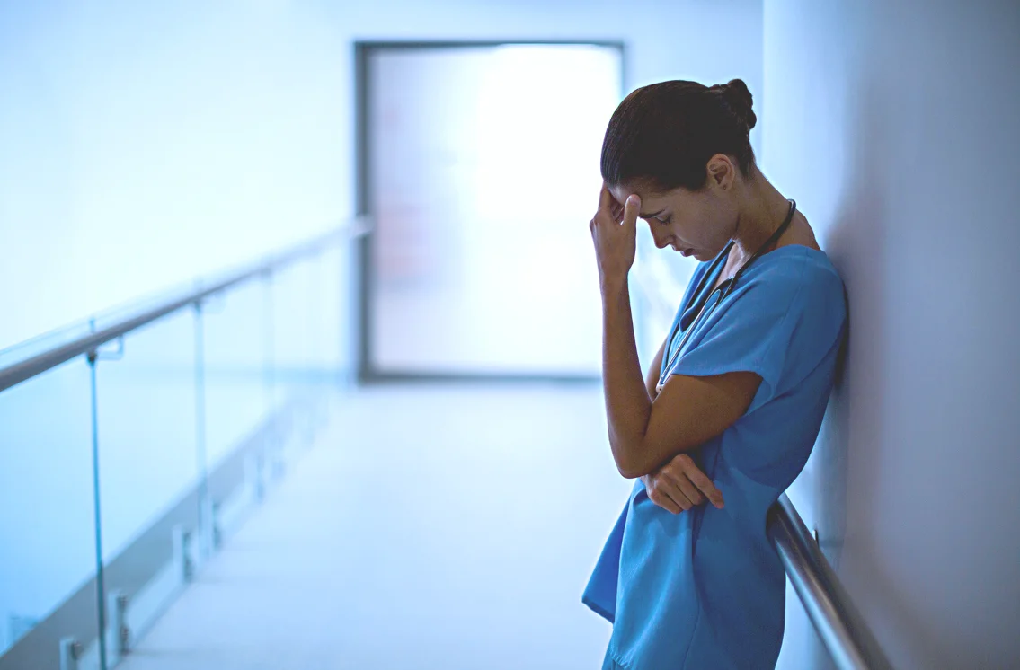 Санитарка спасла пациента, но ее уволили из-за скрытой кваликафиции. Но когда он пришел её поблагодарить то обнаружил своего сына