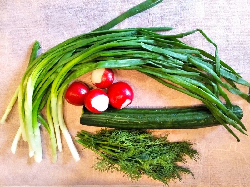 Овощи моем в холодной воде и чистим