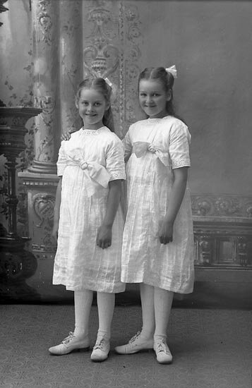 Две неизвестные девочки, сфотографированные в ателье фотографа Ликорна, Швеция, 1 июня 1917 года