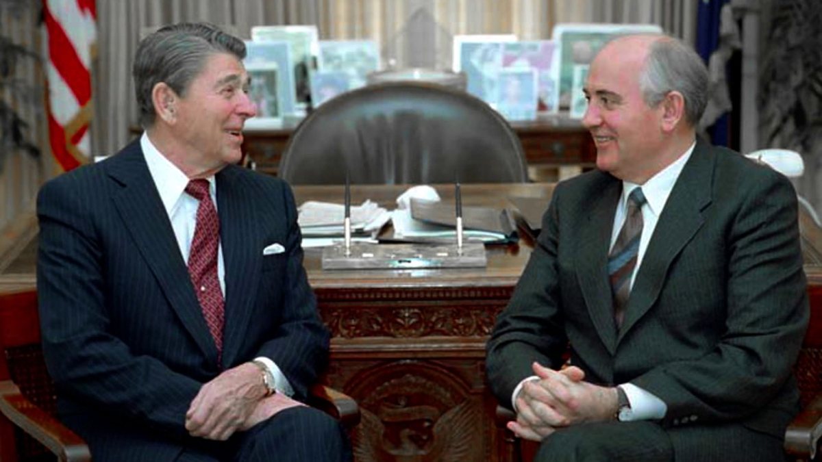 Переговоры рейгана и горбачева. Горбачев Рейган Женева 1985. Встреча м. Горбачева и р. Рейгана в Женеве. Рейган и Горбачев 1985. Горбачев и Рейган в Женеве.