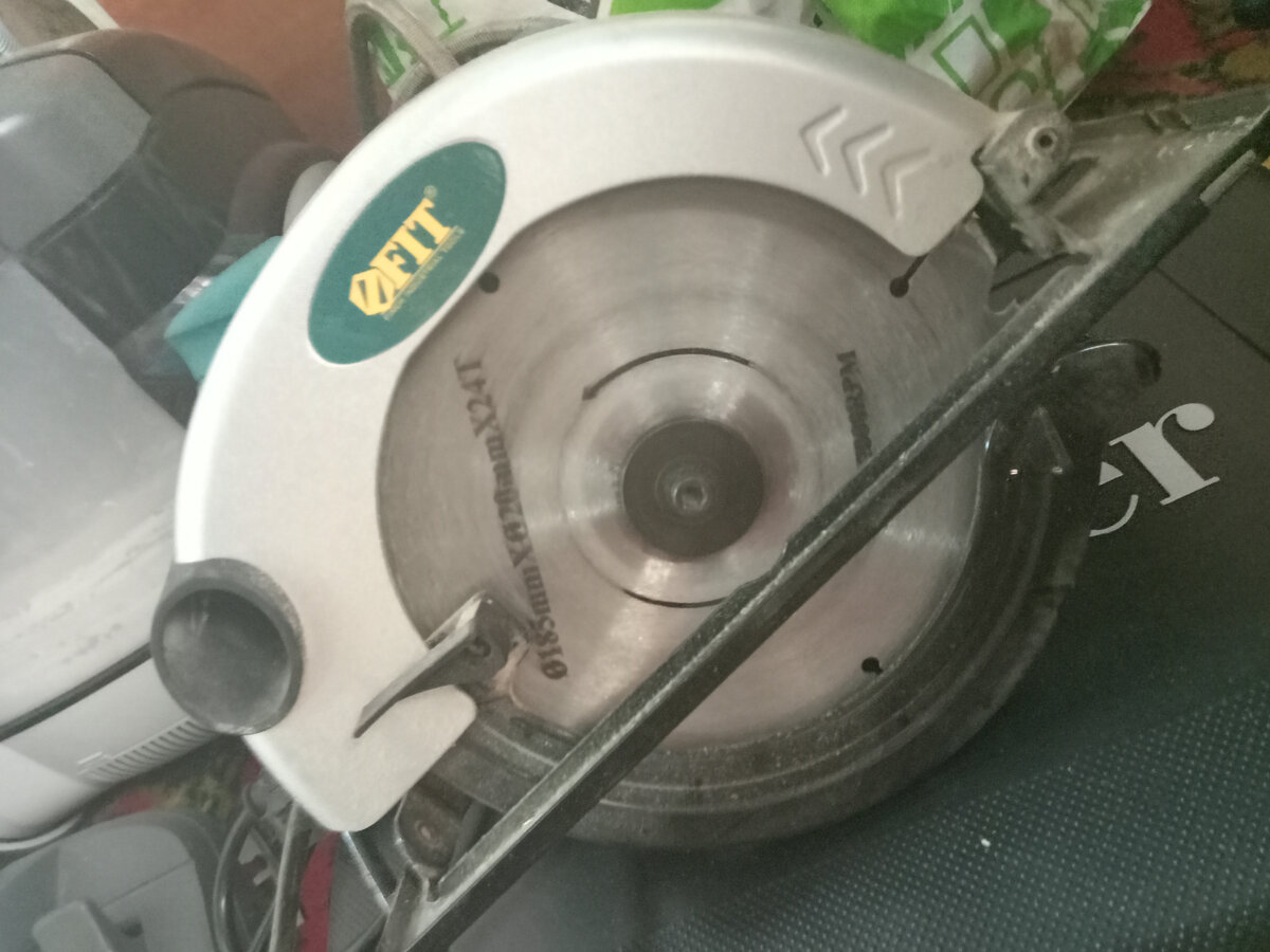 Новая замена пилы. <<Циркулярная пила>> пила которая пилит доски  за  2 секунды, экономит время, очень удобная и безопасная для пилки досок. 