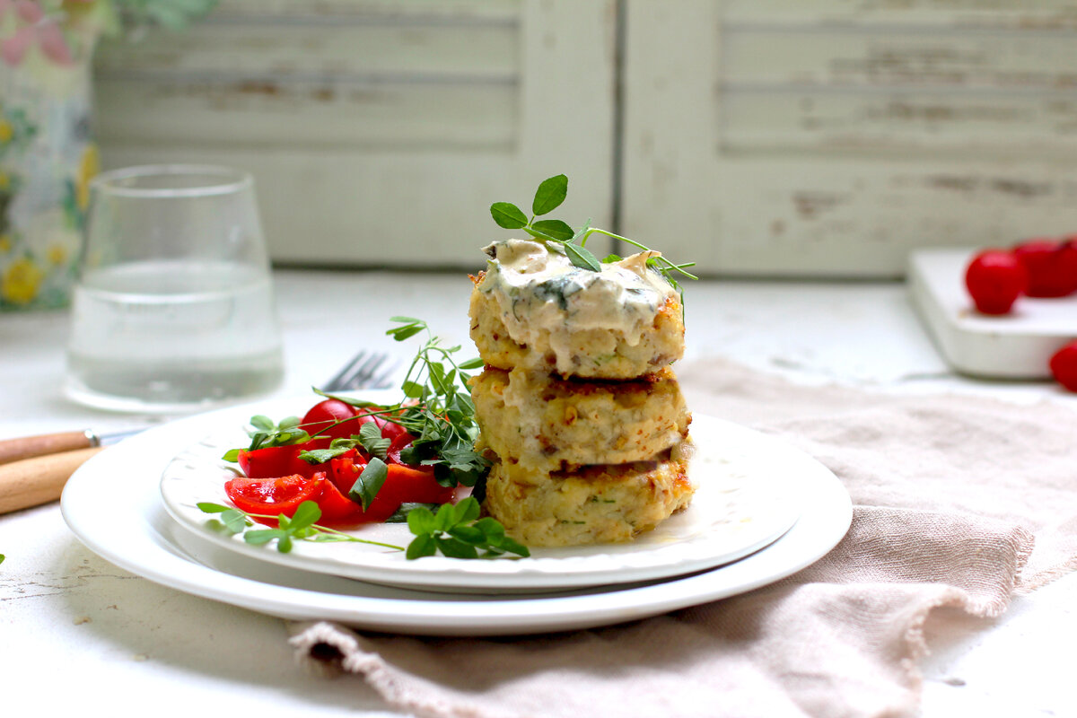 Бесподобные котлетки из минтая от Елены (urbanistka_vl). Рецепт вполне можно повторить, хотя выглядит блюдо, как ресторанное.