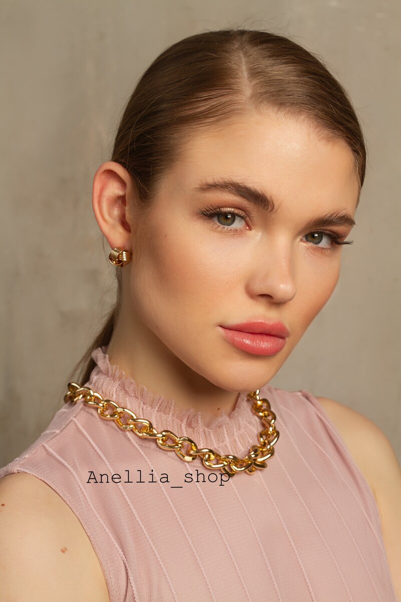 Цепи – это тренд уже несколько сезонов. Их можно сочетать как с повседневными образами, так и с вечерними. Такие аксессуары сделают любой аутфит намного ярче и дороже. Отлично подходят к монохромным образам, делая их стильными и привлекательными. 