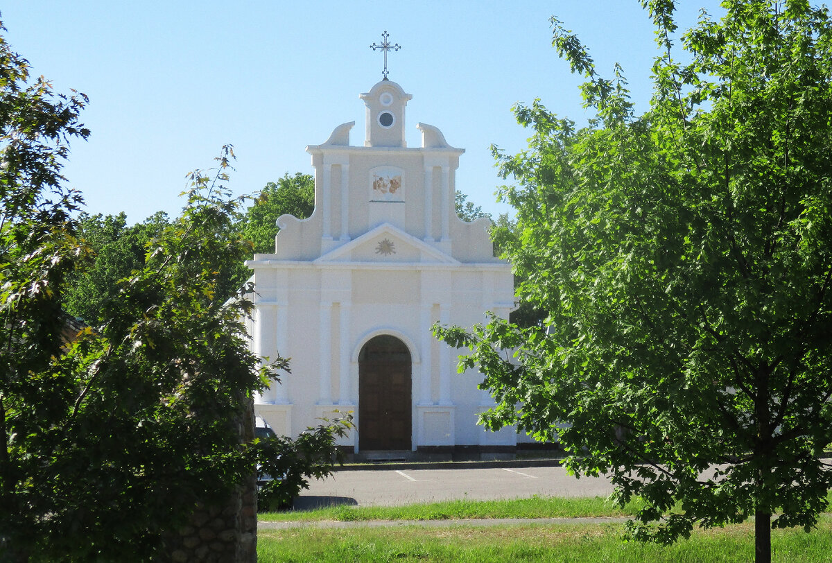 Новый костел  меньше оригинала примерно в девять раз. Святыня находится на месте старого храма