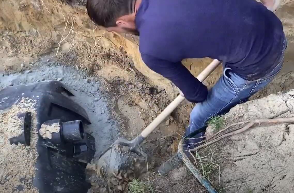 Насыпаем вокруг септика цемент