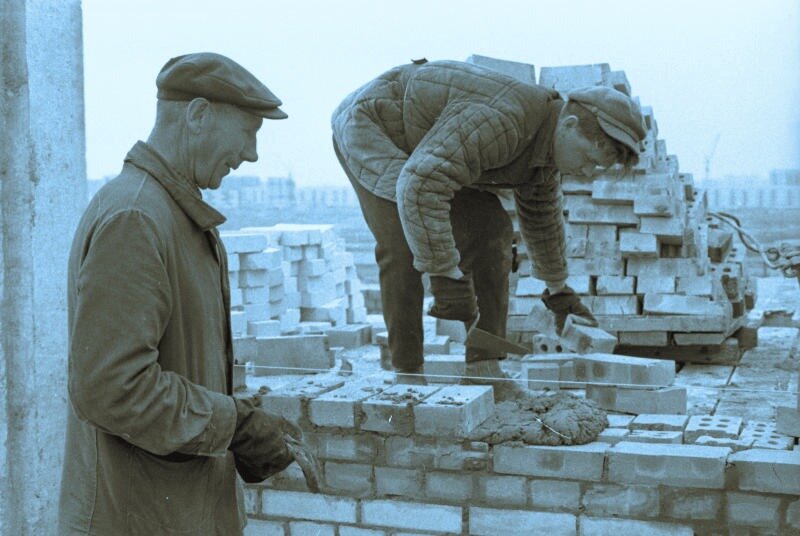 Старому каменщику. Строитель каменщик. Великие каменщики. Строитель кладет кирпич. Строительные профессии каменщик.