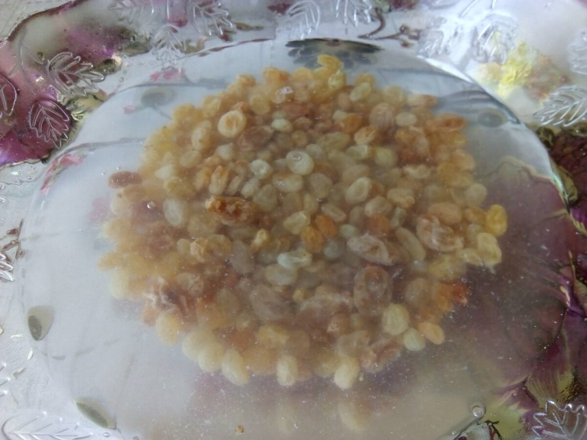 Запаренный кипятком изюм в прозрачной чаше