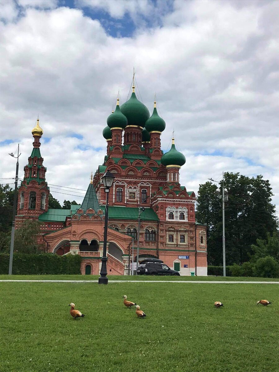 Действующий храм Животворящей Троицы и гуляющие уточки – идилия