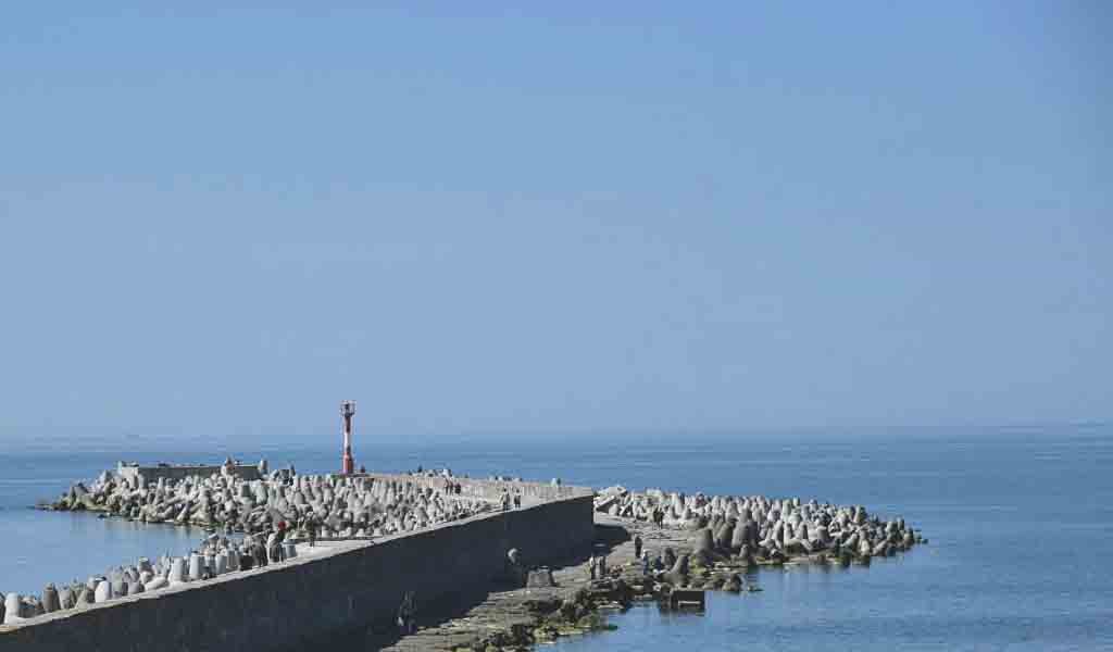 и сердце, лаская отвагой мужскою, дорога уходит в открытое море........