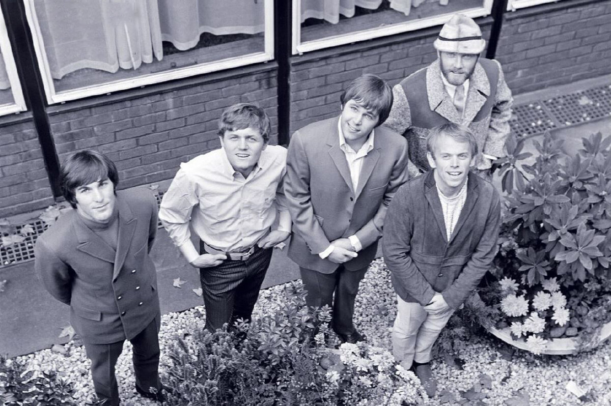 The Beach Boys: Брайан Уилсон третий справа || Getty