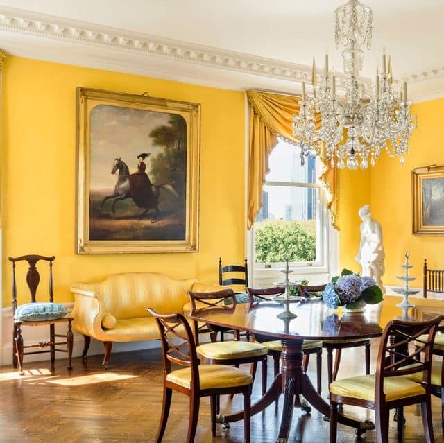 Гипсовые молдинги и гильотинное окно. Паркет. Всё говорит о стиле 50-х годов. 