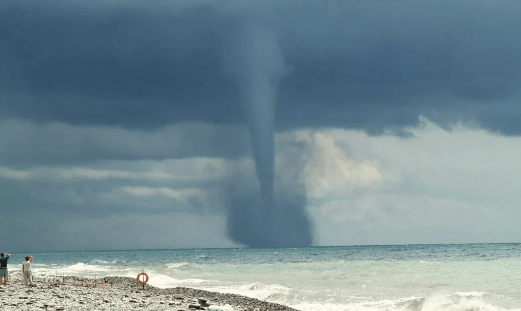 Смерчи могут приближаться близко к берегу и даже выходить на него