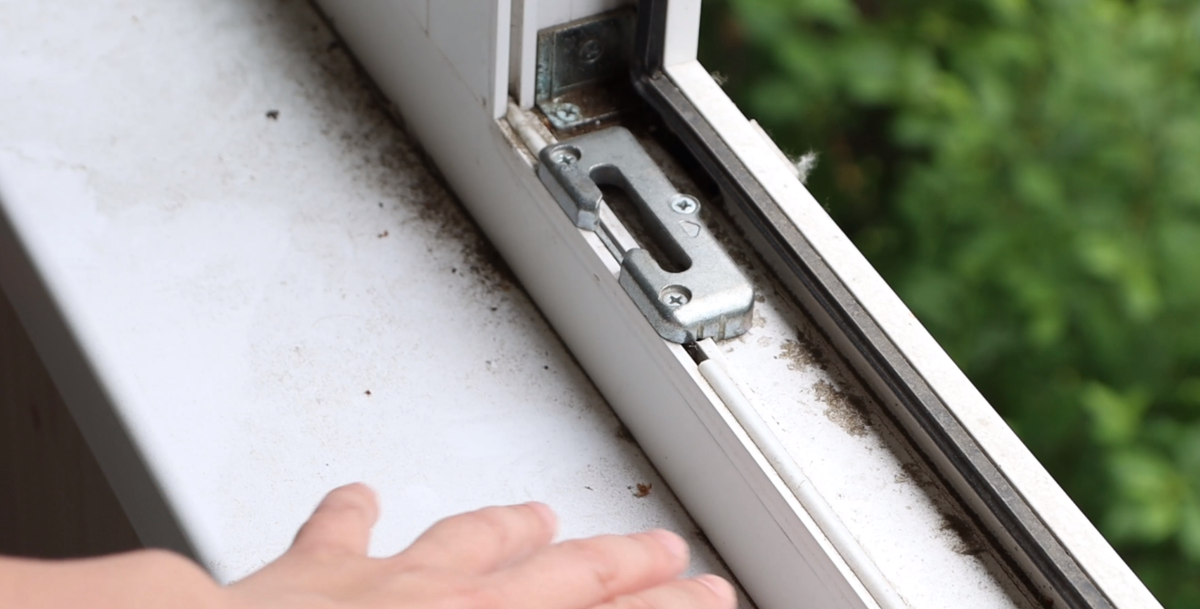 Как отмыть сложные участки оконной рамы и отбелить пластиковый ...