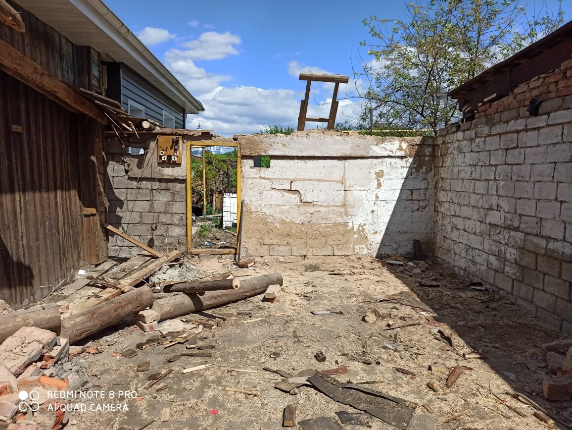 Сломал старый гараж, который достался от прежнего хозяина дома.