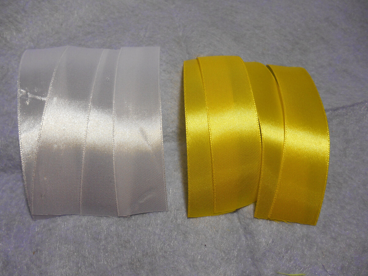 Лента желтого и белого цвета