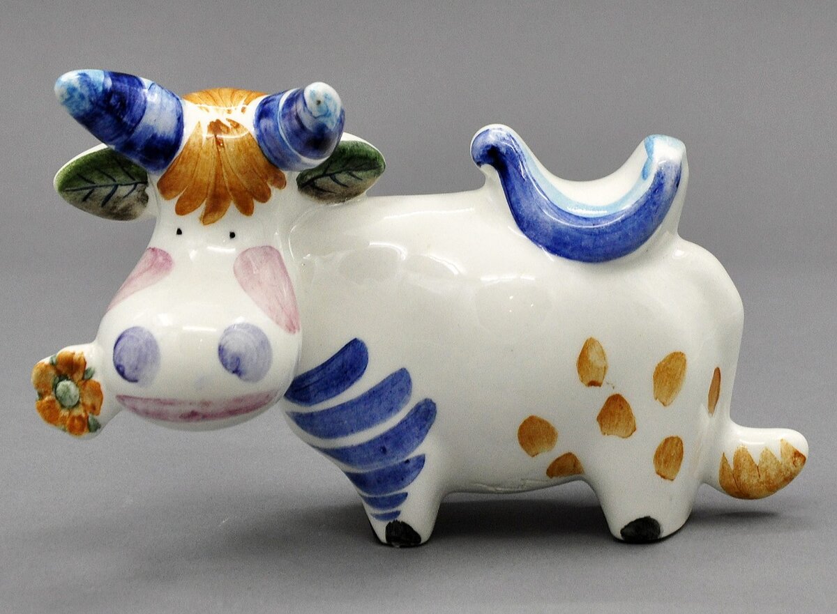 Владимир Сергеев. Скульптура-юмореска «Дама со вкусом». По модели 1981 года. Конаково. Высота 11,4 см. Аукционный дом «Среди коллекционеров». Лот 289. Источник: ru.bidspirit.com