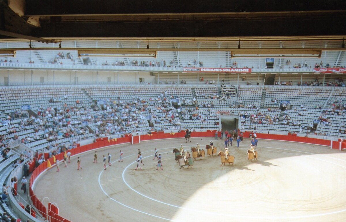 В зале присутствует глава города и он дает разрешение на представление