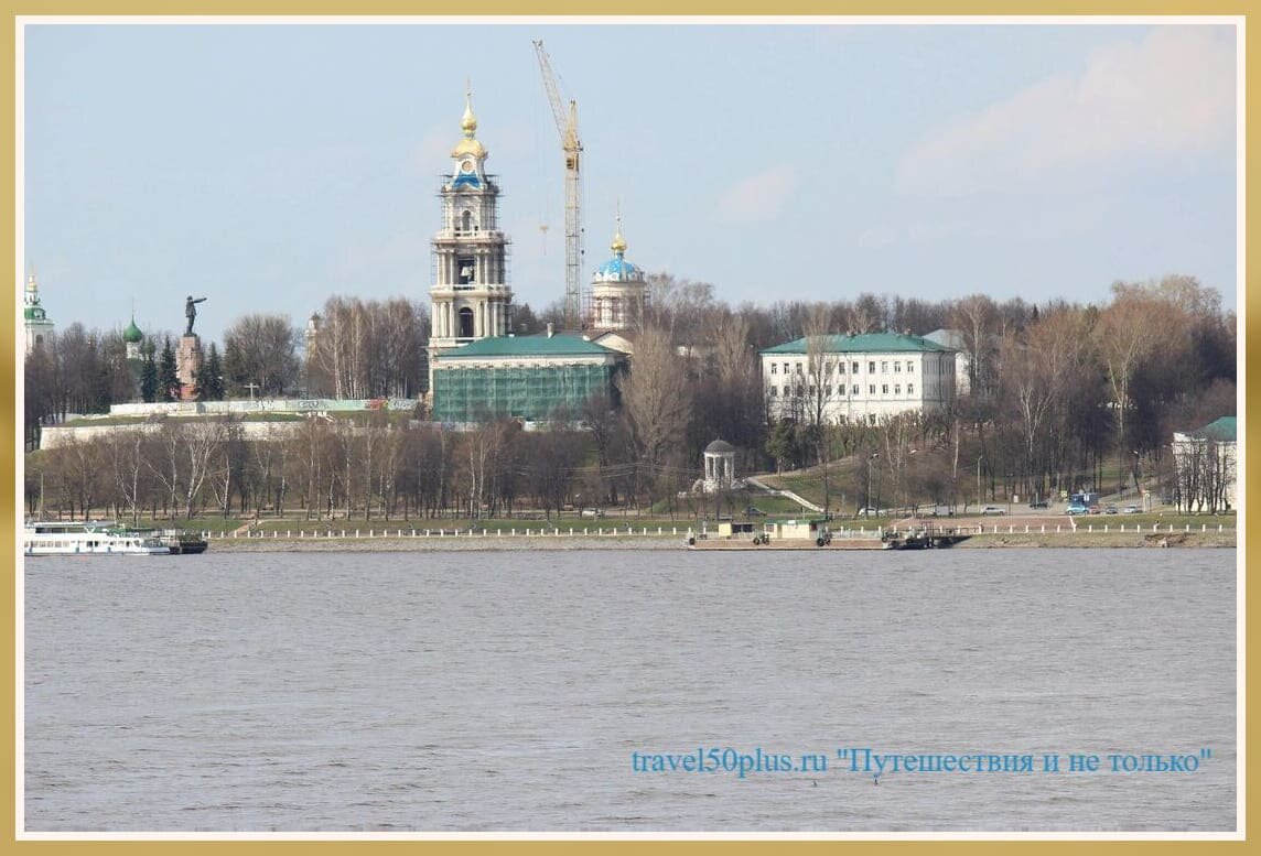 Вид на главные достопримечательности Костромы на берегу Волги.