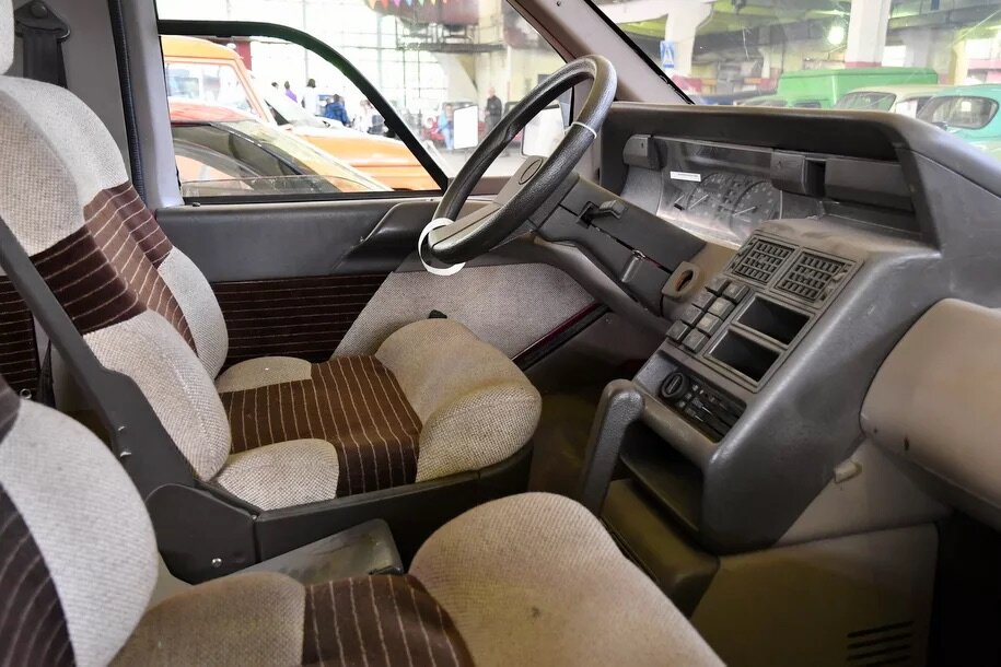 Очень успешный минивэн от АЗЛК, который не успел выйти серийно в 90х ...