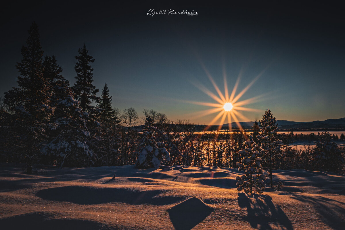 Пейзажная фотосъемка | It was taken at lake Furusjoen in Rondane National park in Norway, out skiing. The temperature was -18 degrees Celsius so the snow was crystalised and with the low sun it made a lovely scenery. Taken on Nikon Z 6, 24mm, 1/320, f/22, ISO 100.

Kjetil Nordheim | @kjetilnordheim

Norway