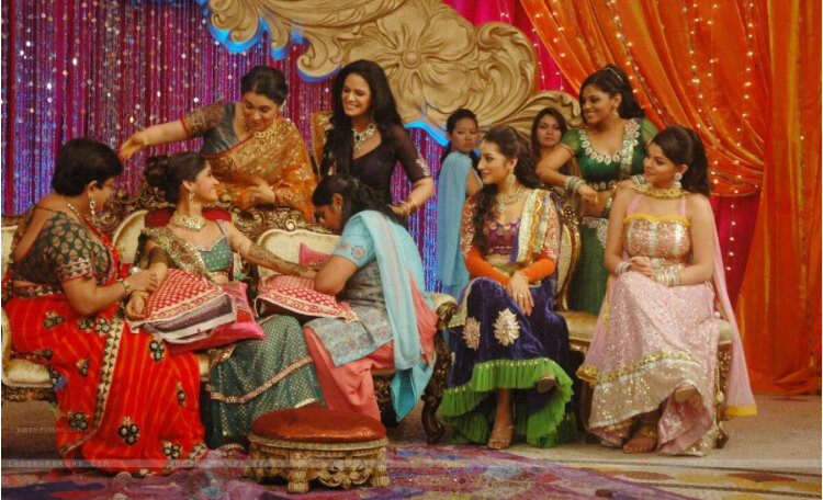 По традиции, невесте расписывает руки хной родственница, которая успешней всех вышла замуж https://theindigophile.wordpress.com