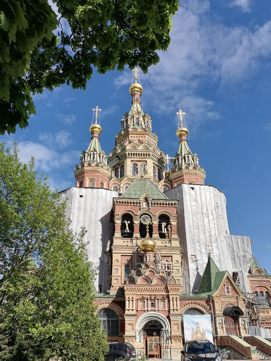 Сколько  помню,  этот  собор  всё  время  подновляют... И внутри он прекрасен!