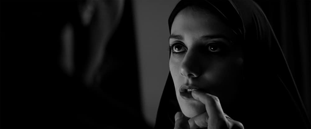 Кадр из фильма A Girl Walks Home Alone at Night. Режиссер: Ана Лили Амирпур. Оператор:  Лайл Винсент. Производство: Black Light District, Logan Pictures, Say Ahh Productions, SpectreVision