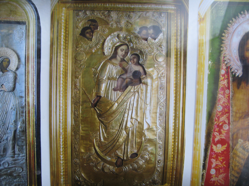 В малаховской церкви находится еще один старинный образ Богородицы, где она изображена в полный рост с младенцем на руках. Эта икона имеет два названия: «Благодатное небо» или «Солнечная». На иконе «Благодатное небо» Богородицу часто изображают с полумесяцем под ногами и с атрибутами царской власти: короной, скипетром и державой. Почитаемая икона Ново-Иерусалимского монастыря «Радость всех ангелов» относится к этому же типу богородичных образов.