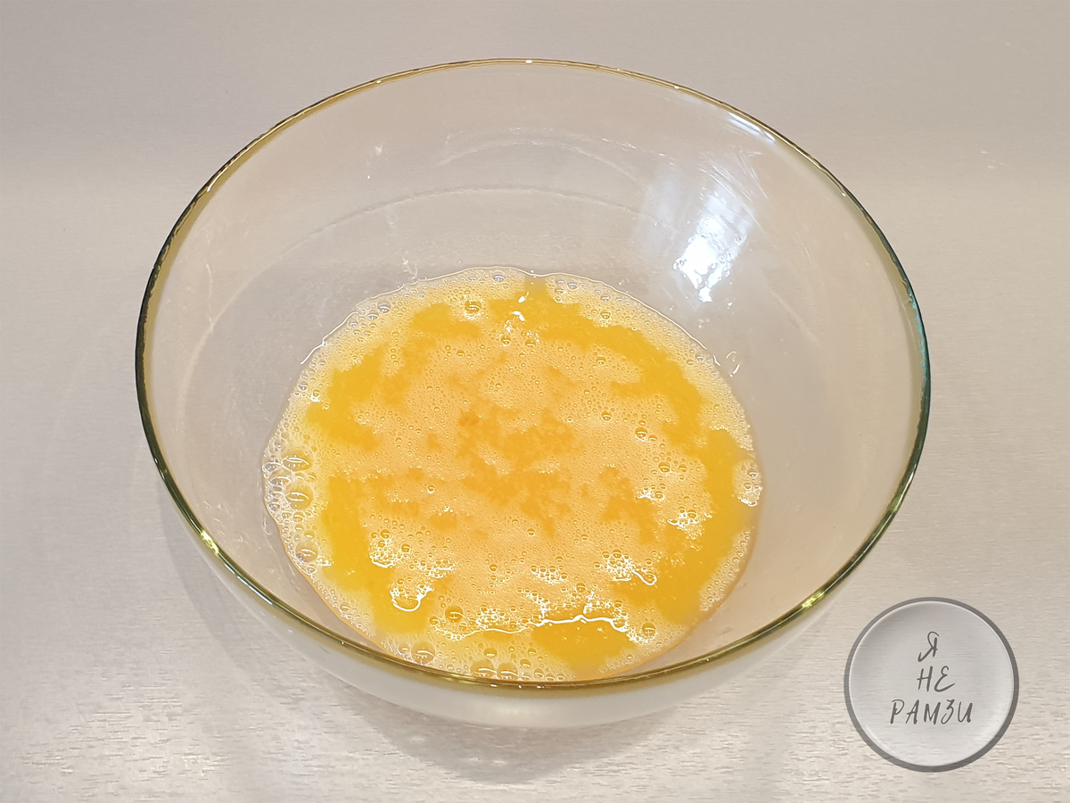 смешиваем  яйца, соль, соду и сахар, взбиваем их вместе и вносим растительное масло