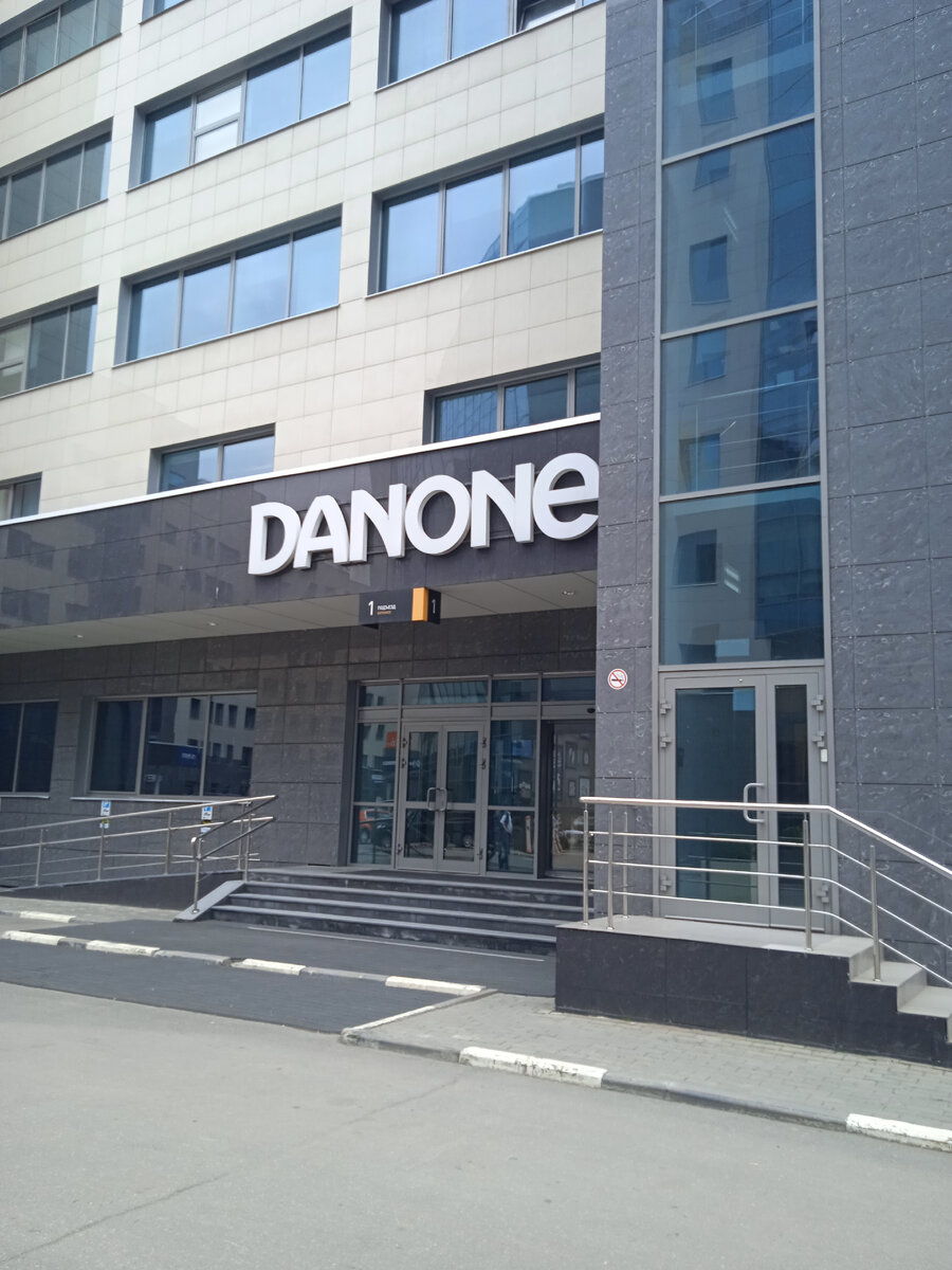 Очень красивое по своему место, люди в педжчках расхаживают и тут, и там. Пока было время, немного пофоткал. 