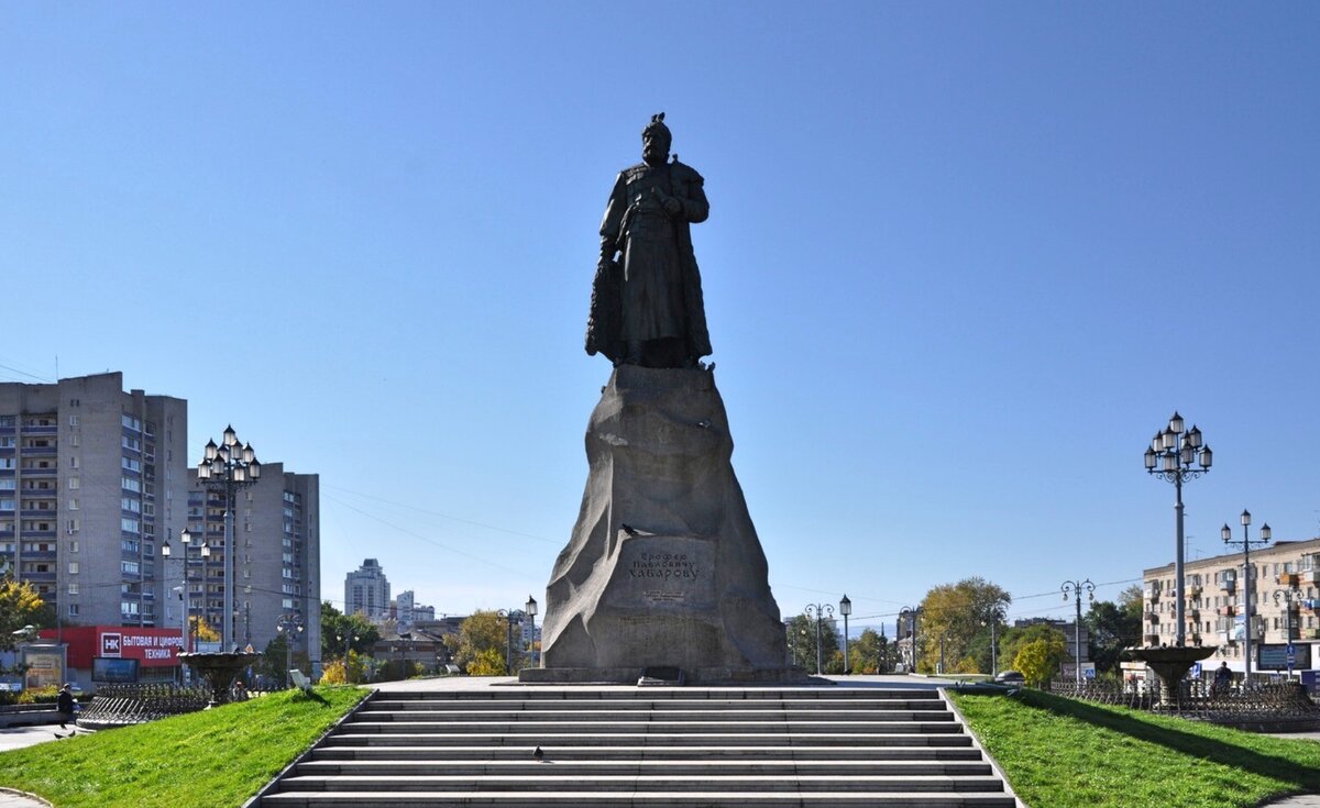 памятник хабарову в хабаровске на вокзале