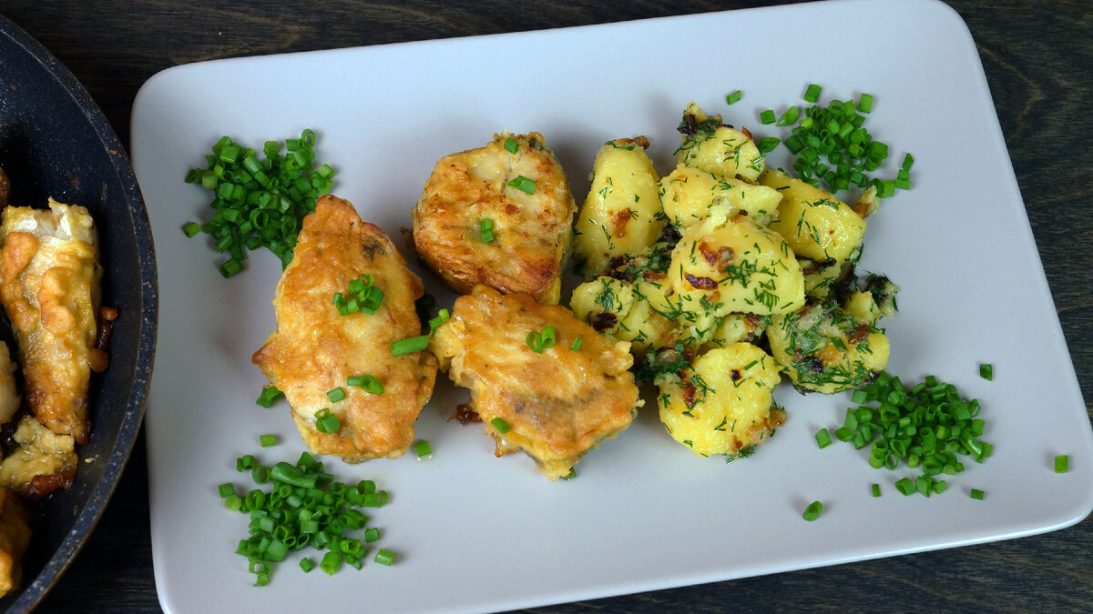 Сочный и вкусный минтай, приготовленный на сковороде в кляре. Прост в приготовлении, сытен и обладает нежным вкусом. Прекрасно подходит к повседневному меню.