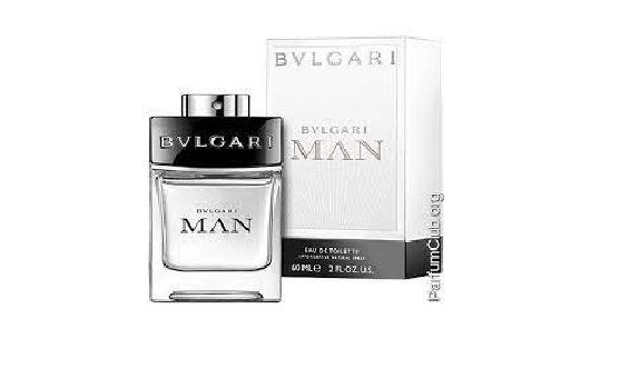 Поиск необычной парфюмерной композиции – туалетной воды, способной подчеркнуть как изысканность, так и уверенную, волевую решительность мужчины – носителя аромата такого парфюма, привело специалистов дома Булгари к идее создания интеллигентного, но при этом всегда актуального и завлекающего сочетания как Bvlgari Man. Этот парфюм способен подчеркнуть неброскую мужественность, а еще и харизму, которую определяет та самая, 100-процентная мужская уверенность. Свежие и почти звенящие нотки, присутствующие в шлейфе аромата – практически полное воплощение тренда современности – дуновения дерзости и веселой, без малейшего признака отчаяния, смелости. Туалетная вода Bvlgari Man сочетает в себе все самые модные тенденции, только при этом совершенно не лишая мужчин – носителей этого аромата природной, выраженной чувственности и истинно мужской сексуальности.
Базовый флер аромата будто подводит к следующему ощущению неповторимых фруктовых букетов, способных переключить женское внимание именно на этого мужчину – ведь свежесть самого первого, чуть ошеломляющего впечатления от аромата, тут же сопровождается нотами неординарности. Они вовлекают в интригующую игру взаимного обольщения всех тех, кто будет рядом с мужчиной, от которого исходит чудесный аромат, а обоняние его – означает отдаться этой игре.
Флакон, в который заключен этот весьма необычный, истинно мужской парфюм, представляет совершенную, очень современную и изысканную конструкцию. Это очень четкие, геометрически выверенные линии, образующие аристократически простую форму, подчеркивающую эстетическую концепцию энергии, силы и того особенного шарма, что будет и магнитом, притягивающим женщину, и тем наслаждением, от которого невозможно отказаться.
