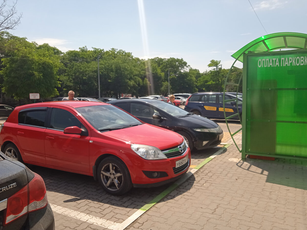 На часах 10 утра, а парковка возле магазина уже полная