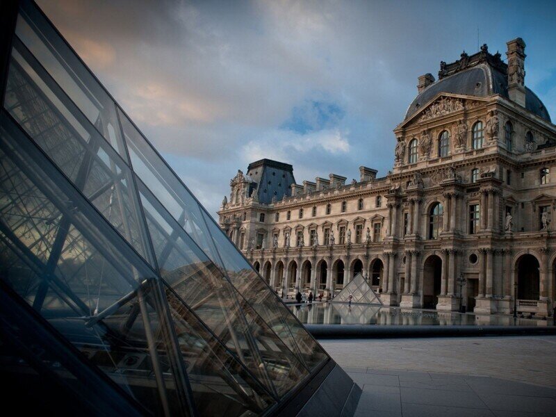 Мари Кюри , Блез Паскаль, Пьер Кюри и Жозеф Фурье — некоторые из известных ученых из Франции. Во Франции принято приветствовать других и говорить «привет» и «доброе утро или день» в зависимости от времени дня. Это все о вежливости . Французы любят вежливых людей. Это причина, по которой кофейня во Франции продает дешевый кофе тем своим клиентам, которые приветствуют и говорят «добрый день», прежде чем заказывать свой любимый кофе. Номерные знаки, которые мы видим сегодня на автомобилях, были впервые введены во Франции . Во Франции незаконно называть свинью «Наполеон». Франция является одним из крупнейших производителей вина в мире. Они производят от 7 до 8 миллиардов бутылок в год. Многие из этих вин продаются на международном уровне по высоким ценам, в то время как остальные потребляются на местном уровне в стране. Торговые автоматы с презервативами можно найти почти в 90% средних школах Франции. Во Франции используется 12 часовых поясов . Это самый высокий показатель среди всех наций в мире. Между 1814 и 1830 годами французский флаг был просто белым (никакого цвета, только белый) . Французы ценят, если вы приветствуете их по-французски. До 2012 года ношение брюк для женщин во Франции было незаконным. Больше людей в Африке говорят по-французски, чем во Франции. Во Франции обязательно получить разрешение правительства, а также других предприятий розничной торговли на открытие магазина площадью более 300 квадратных метров. Французы спят больше всего среди людей в развитом мире. В среднем они спят 8,83 часа в сутки. В Париже более 1500 велосипедных станций . Вы можете взять напрокат велосипед с любой из этих станций по цене одного евро за один день и вернуть велосипед на любую другую станцию. Французы начинают свой новый год в сентябре (физиологически говоря). Это называется «la rentrée». В это время во Франции происходит много вещей: дети ходят в школу, предприятия платят налоги и т. Д. Французы всегда в настроении для праздников и отпусков. Четырнадцать процентов населения Парижа составляют неграждане. Если бы вы были во Франции в течение длительного времени, весьма вероятно, что вы погрузитесь в их культуру и захотите отказаться от своей национальности и культуры ради их. В настоящее время традиционная французская кухня во Франции находится в упадке . Большинство ресторанов во Франции предлагают готовые блюда вместо свежих. 
