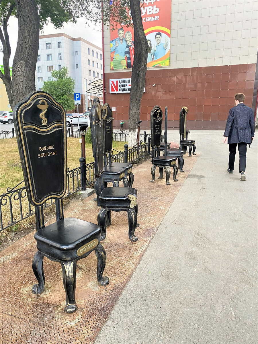 Через дорогу от стульев желаний торговый центр «Галерея Вояж.»