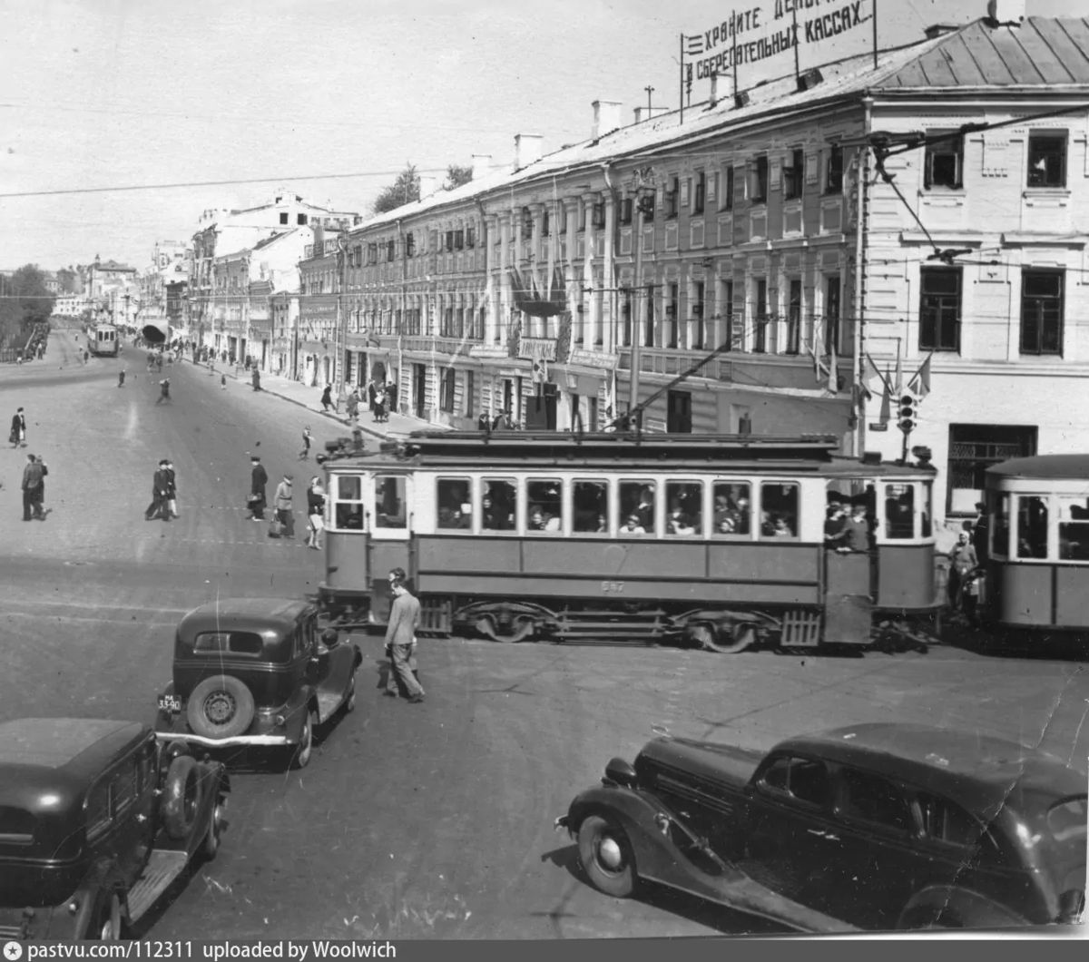 Вид на чётную сторону Цветного бульвара от Трубной площади. 1947 г. Подпись на вотермарке: uploaded by Woolwich.